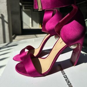 NICHOLAS KIRKWOOD
Satin Fuchsia Mira Pearl Sandals 41